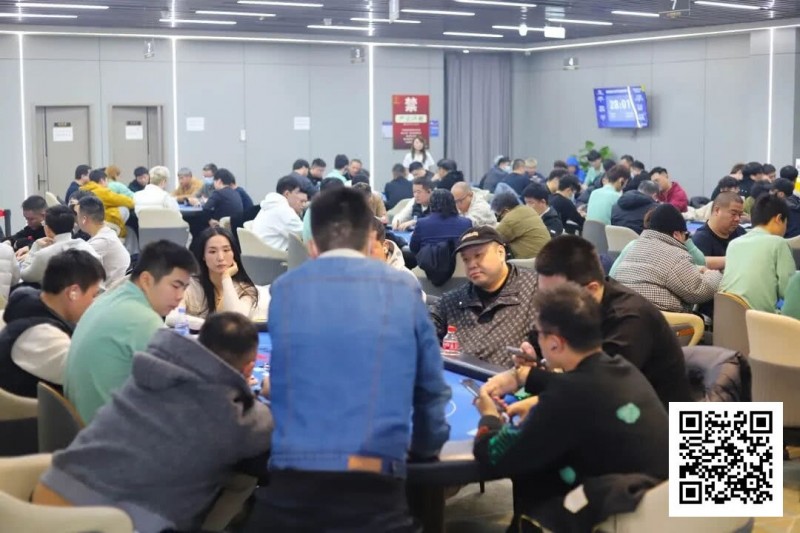 【牌手扑克】长沙阳光月赛首日 | 当扑克月赛遇上圣诞季，冬日点燃牌手热情！DAY1A组共320人次参赛，刘欢领衔39人晋级下一轮