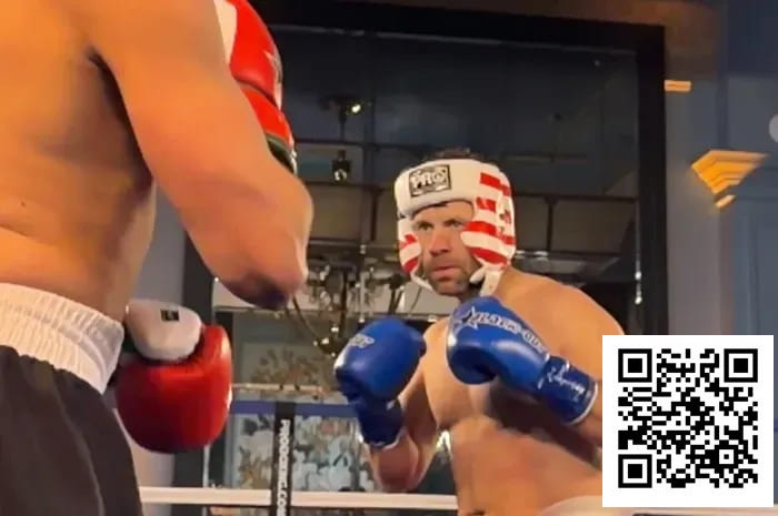 【牌手扑克】”Jungleman”拳击赛第二回合遭偷袭，面部流血，比赛被叫停