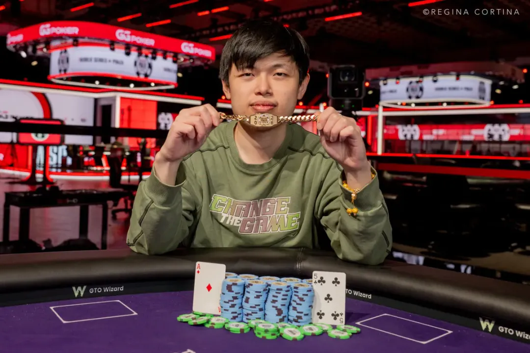 【牌手扑克】生涯首进WSOP奖励圈即登顶！华人博士生Honghao Zhang斩获$1500六人桌金手链