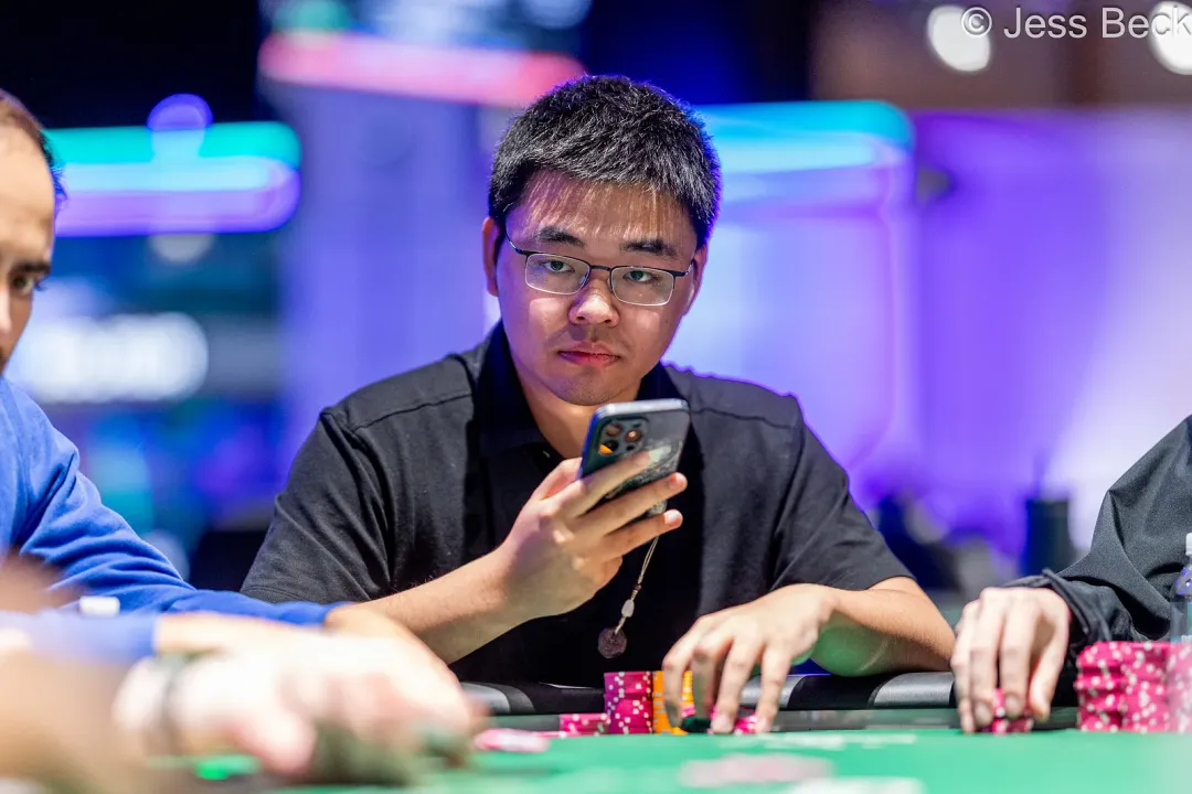 【牌手扑克】2026WSOP | 主赛剩62人,唐俊杰记分牌第七,携手Tianle Wang、章聪雅挺进Day7