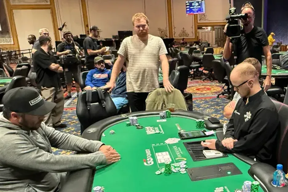 【牌手扑克】WSOP主赛事“拖时间门”:为躺赚2万美金,他磨了整整17分钟