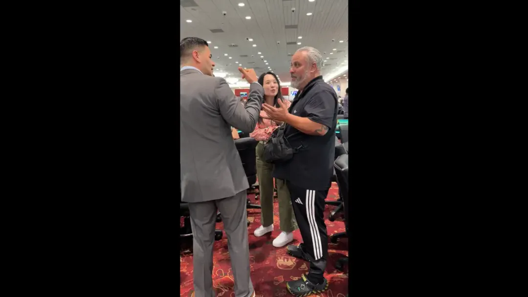 【牌手扑克】规则书遇上荒诞剧:他坐错位置,全下了别人的记分牌并输掉,然后整个扑克圈吵翻了